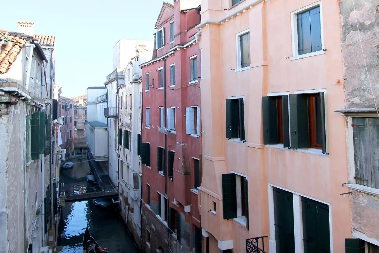 City Apartments Corner Canal View Veneza Itália