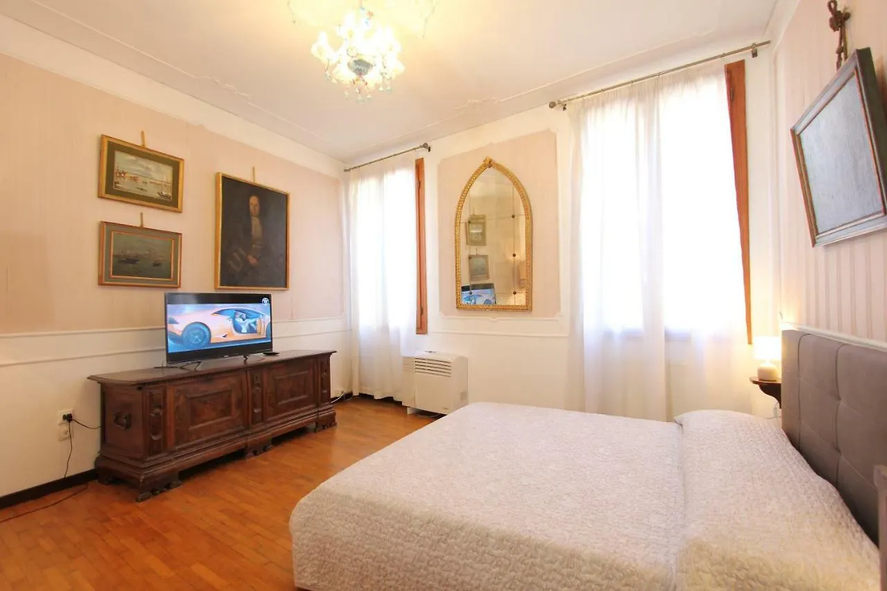 City Apartments Corner Canal View Veneza